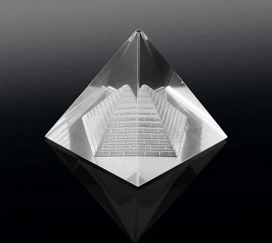Allecto plus Transparante kristallen piramide voor thuisdecoratie op het bureau Allecto plus Transparante kristallen piramide voor desktop home decoratie met Egyptisch ornament