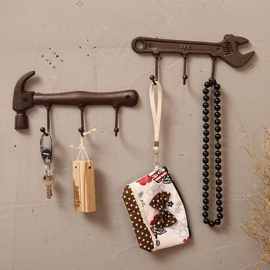 Allecto Premium Vintage sleutelhouder met 3 haken antieke ijzeren decoratieve hanger bruine metalen kapstok hamer en moersleutel 2 gietijzeren haken