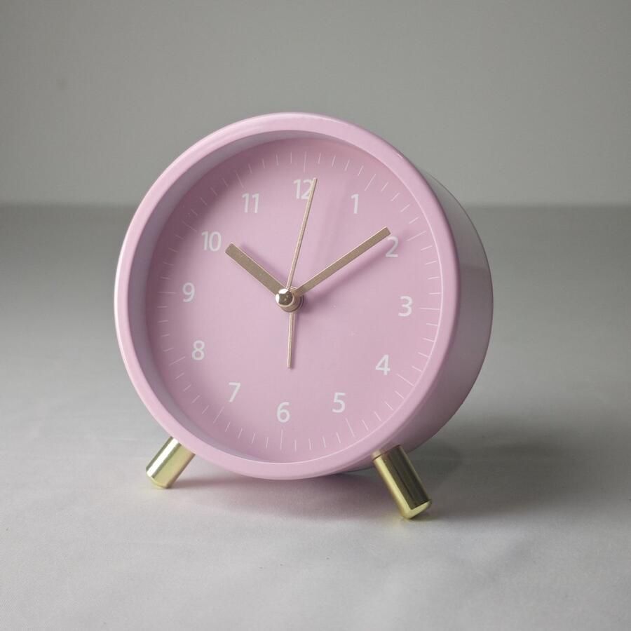 Analoge wekker Superstille niet-tikkende kleine klok met nachtlampje Werkt op batterijen eenvoudig ontwerp Eenvoudig in te stellen voor kantoor slaapkamer nachtkastje bureau kinderen volwassenen -roze