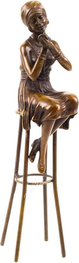 Bronzen Beeld A Little Rouge – Decoratief Sculptuur van Vrouw op Hoge Kruk – Handgemaakt Kunstobject – 27 cm Hoog – Uniek Interieurdecoratie Accessoire