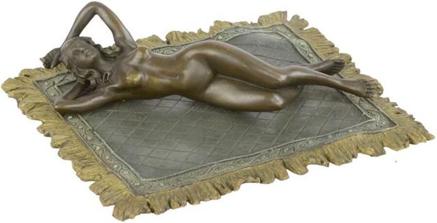Bronzen sculptuur liggende vrouw Beeldhouwwerk decoratie vrouwelijk naakt op tapijt bronskleurig klassiek en tijdloos tafel of bureau ornament 18 x 14 7 x 4 1 cm bronskleurig
