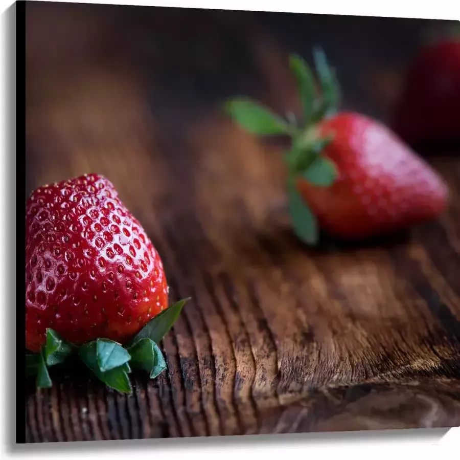 Canvas Aardbeien op Houten Tafel 100x100 cm Foto op Canvas Schilderij (Wanddecoratie op Canvas)