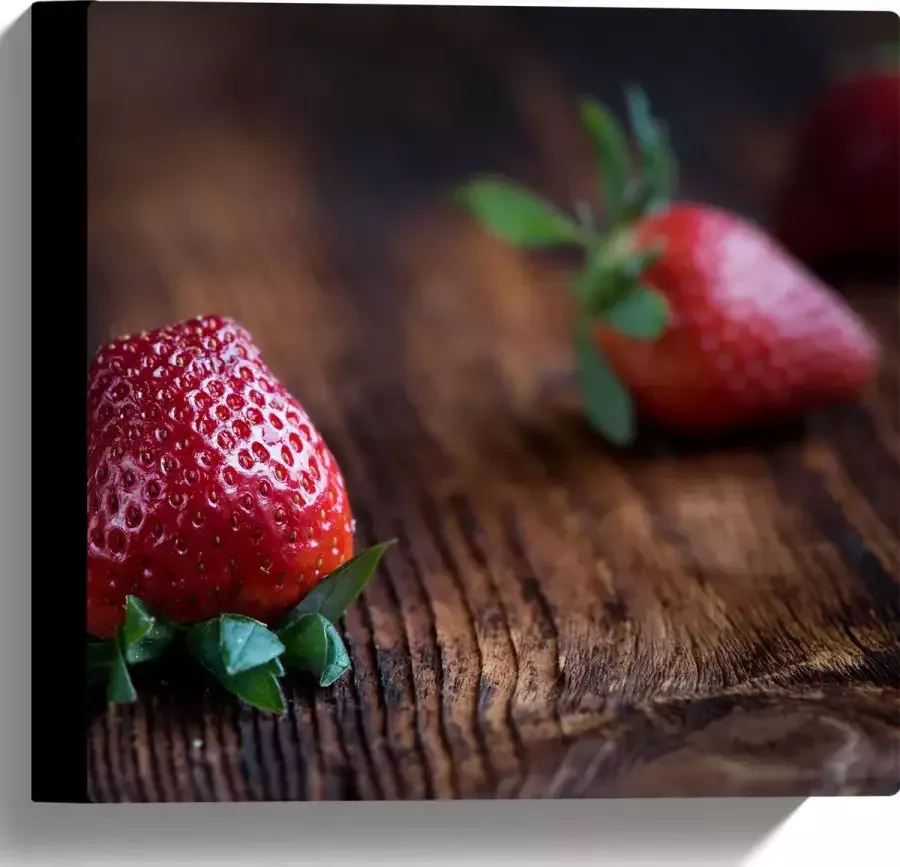 Canvas Aardbeien op Houten Tafel 30x30 cm Foto op Canvas Schilderij (Wanddecoratie op Canvas)