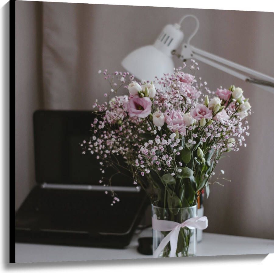 Canvas Bloemen Boeket Water Strik Lamp Telefoon Bureau Laptop 100x100 cm Foto op Canvas Schilderij (Wanddecoratie op Canvas)