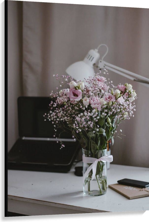 Canvas Bloemen Boeket Water Strik Lamp Telefoon Bureau Laptop 100x150 cm Foto op Canvas Schilderij (Wanddecoratie op Canvas)
