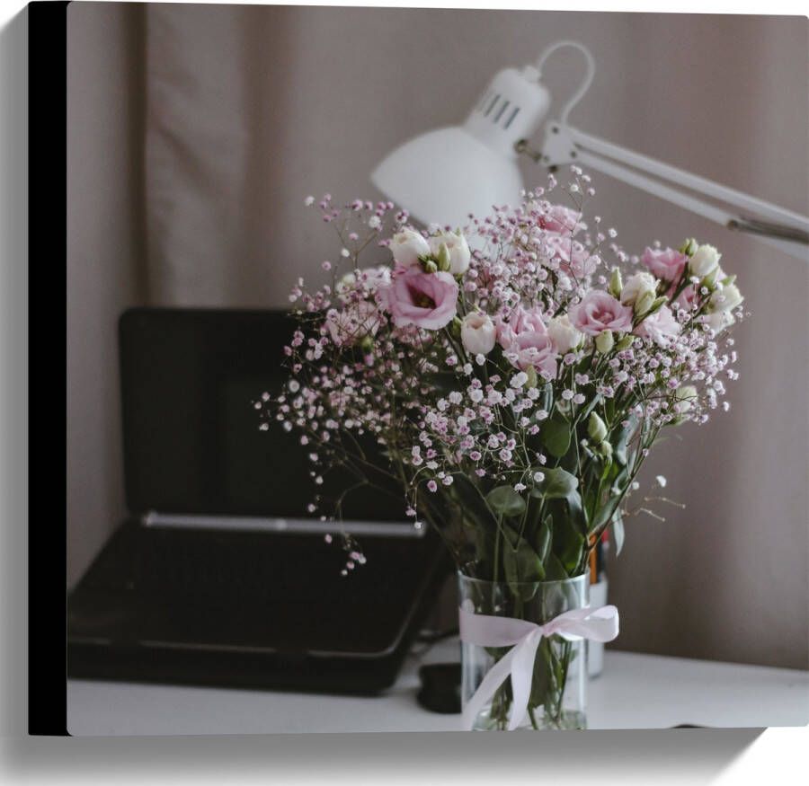 Canvas Bloemen Boeket Water Strik Lamp Telefoon Bureau Laptop 40x40 cm Foto op Canvas Schilderij (Wanddecoratie op Canvas)