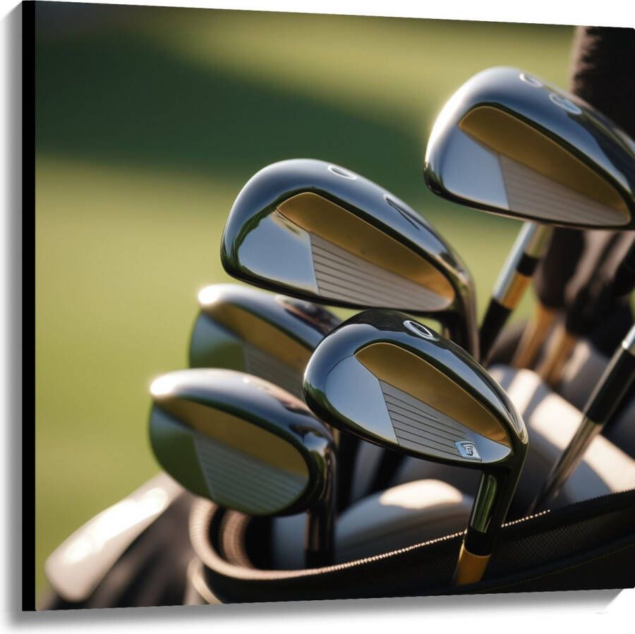 Canvas Golf Clubs in Trolley op Golfbaan 100x100 cm Foto op Canvas Schilderij (Wanddecoratie op Canvas)