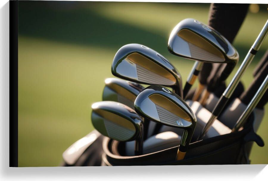 Canvas Golf Clubs in Trolley op Golfbaan 60x40 cm Foto op Canvas Schilderij (Wanddecoratie op Canvas)