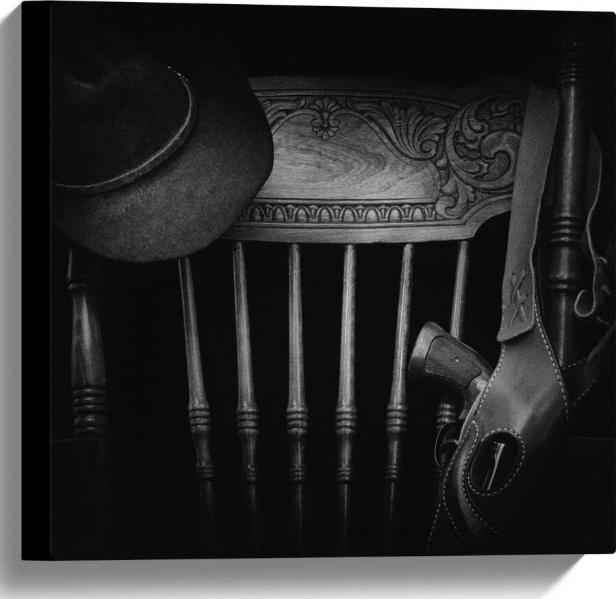 Canvas Houten Stoel met Geweer en Hoed 40x40 cm Foto op Canvas Schilderij (Wanddecoratie op Canvas)