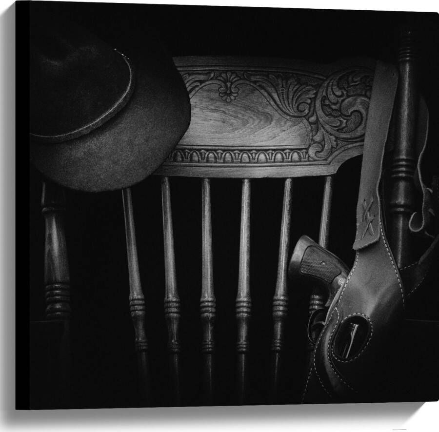 Canvas Houten Stoel met Geweer en Hoed 60x60 cm Foto op Canvas Schilderij (Wanddecoratie op Canvas)