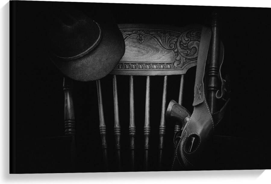 Canvas Houten Stoel met Geweer en Hoed 90x60 cm Foto op Canvas Schilderij (Wanddecoratie op Canvas)