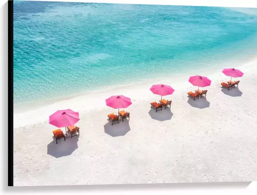 Canvas Ligbedden onder Roze Parasols op het Witte Strand bij Blauwe Oceaan 100x75 cm Foto op Canvas Schilderij (Wanddecoratie op Canvas)