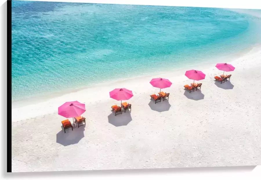 Canvas Ligbedden onder Roze Parasols op het Witte Strand bij Blauwe Oceaan 120x80 cm Foto op Canvas Schilderij (Wanddecoratie op Canvas)