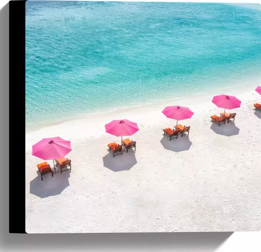Canvas Ligbedden onder Roze Parasols op het Witte Strand bij Blauwe Oceaan 30x30 cm Foto op Canvas Schilderij (Wanddecoratie op Canvas)