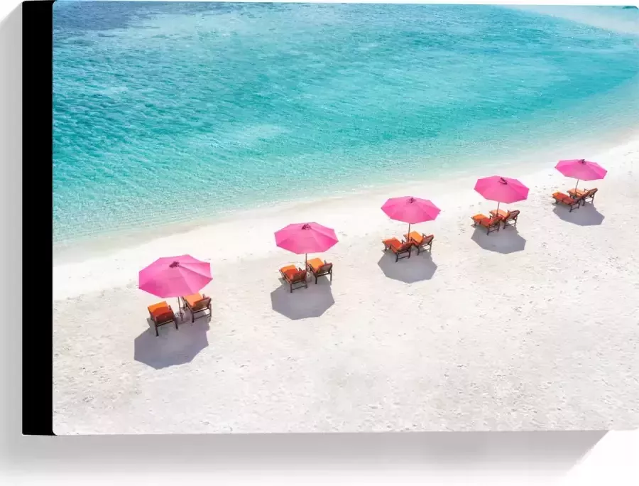 Canvas Ligbedden onder Roze Parasols op het Witte Strand bij Blauwe Oceaan 40x30 cm Foto op Canvas Schilderij (Wanddecoratie op Canvas)
