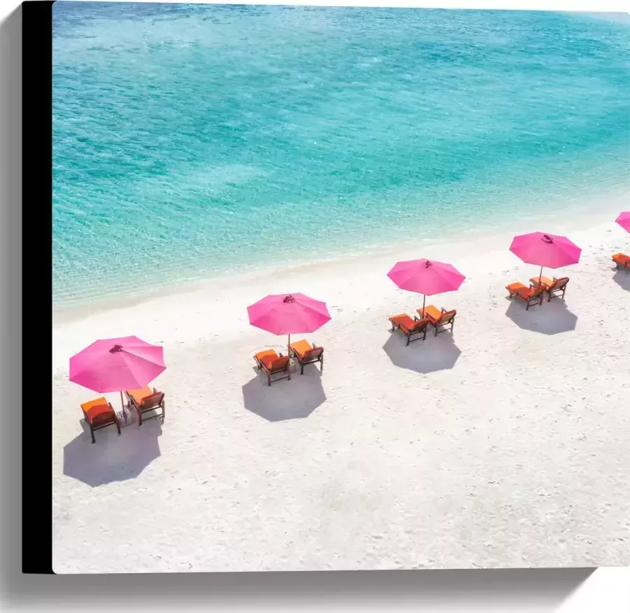 Canvas Ligbedden onder Roze Parasols op het Witte Strand bij Blauwe Oceaan 40x40 cm Foto op Canvas Schilderij (Wanddecoratie op Canvas)