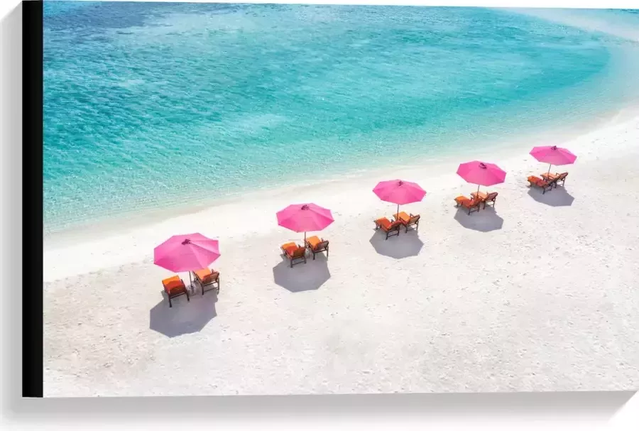 Canvas Ligbedden onder Roze Parasols op het Witte Strand bij Blauwe Oceaan 60x40 cm Foto op Canvas Schilderij (Wanddecoratie op Canvas)