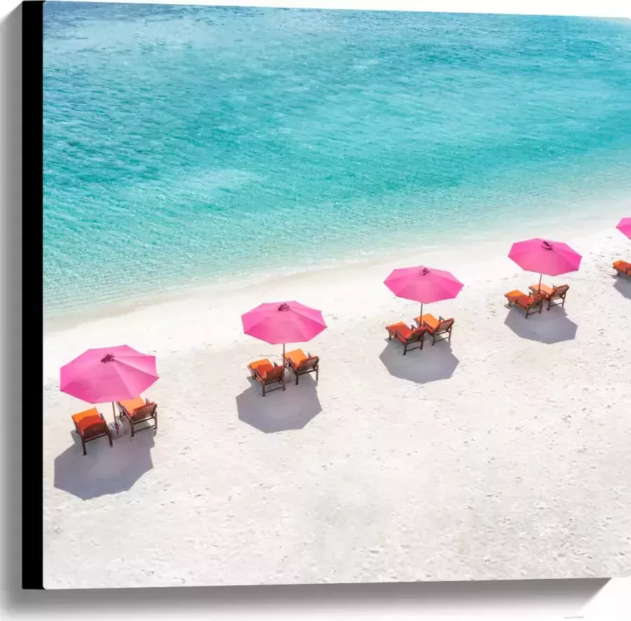 Canvas Ligbedden onder Roze Parasols op het Witte Strand bij Blauwe Oceaan 60x60 cm Foto op Canvas Schilderij (Wanddecoratie op Canvas)