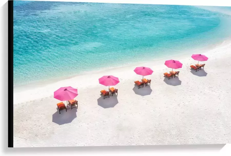Canvas Ligbedden onder Roze Parasols op het Witte Strand bij Blauwe Oceaan 90x60 cm Foto op Canvas Schilderij (Wanddecoratie op Canvas)