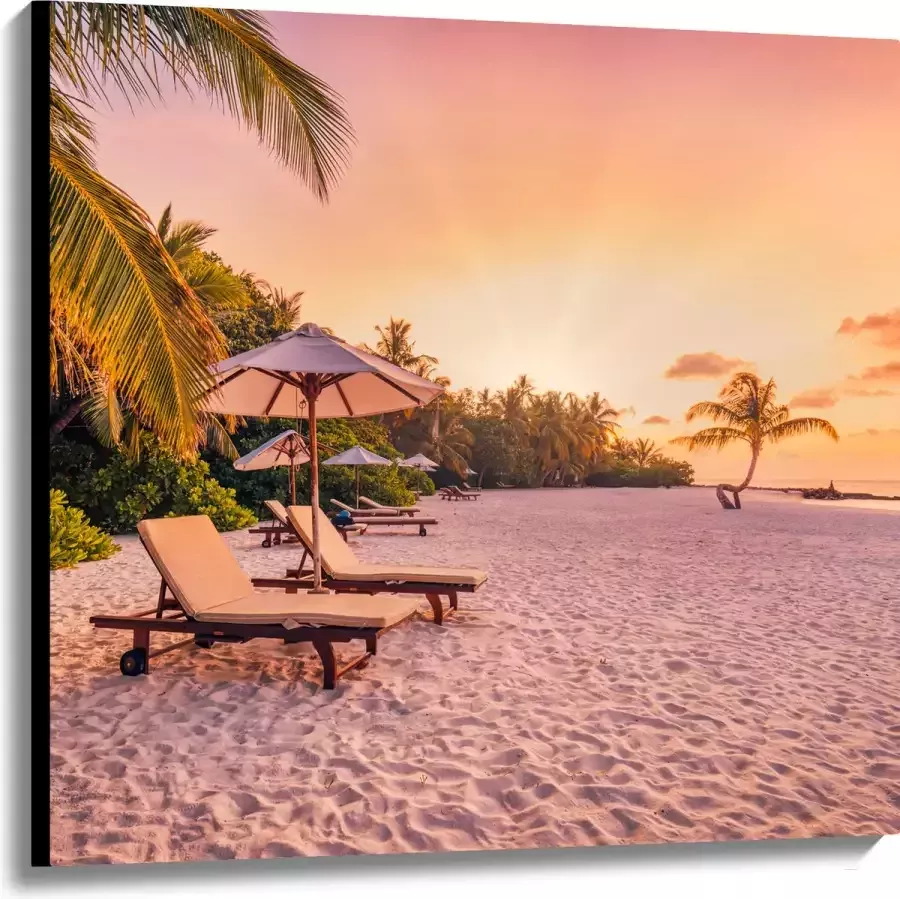 Canvas Luxe Ligbedden op Wit Strand tijdens Feloranje Zonsondergang 100x100 cm Foto op Canvas Schilderij (Wanddecoratie op Canvas)