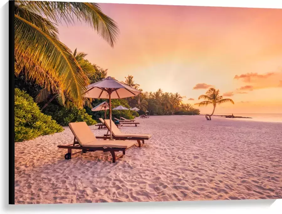Canvas Luxe Ligbedden op Wit Strand tijdens Feloranje Zonsondergang 100x75 cm Foto op Canvas Schilderij (Wanddecoratie op Canvas)