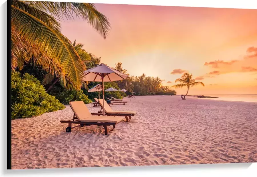 Canvas Luxe Ligbedden op Wit Strand tijdens Feloranje Zonsondergang 120x80 cm Foto op Canvas Schilderij (Wanddecoratie op Canvas)