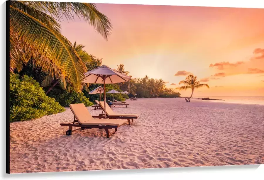 Canvas Luxe Ligbedden op Wit Strand tijdens Feloranje Zonsondergang 150x100 cm Foto op Canvas Schilderij (Wanddecoratie op Canvas)