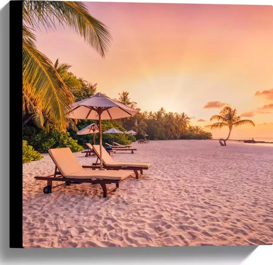 Canvas Luxe Ligbedden op Wit Strand tijdens Feloranje Zonsondergang 40x40 cm Foto op Canvas Schilderij (Wanddecoratie op Canvas)