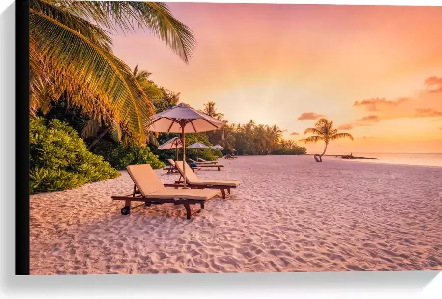 Canvas Luxe Ligbedden op Wit Strand tijdens Feloranje Zonsondergang 60x40 cm Foto op Canvas Schilderij (Wanddecoratie op Canvas)