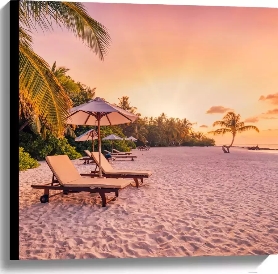 Canvas Luxe Ligbedden op Wit Strand tijdens Feloranje Zonsondergang 60x60 cm Foto op Canvas Schilderij (Wanddecoratie op Canvas)