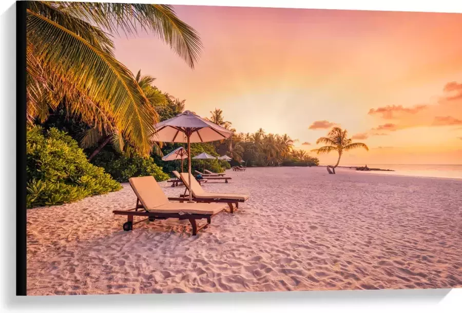 Canvas Luxe Ligbedden op Wit Strand tijdens Feloranje Zonsondergang 90x60 cm Foto op Canvas Schilderij (Wanddecoratie op Canvas)