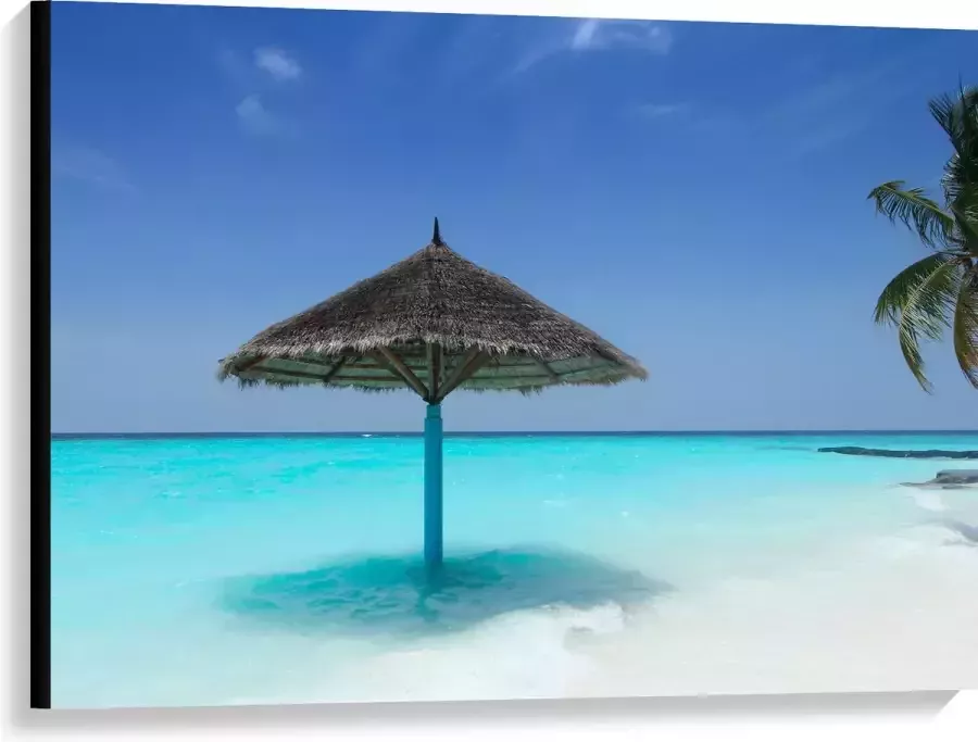 Canvas Rieten Parasol op het Strand bij het Blauwe Water 100x75 cm Foto op Canvas Schilderij (Wanddecoratie op Canvas)