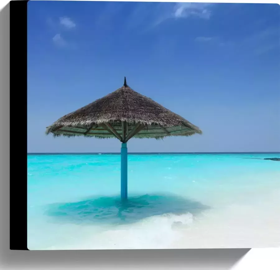 Canvas Rieten Parasol op het Strand bij het Blauwe Water 30x30 cm Foto op Canvas Schilderij (Wanddecoratie op Canvas)