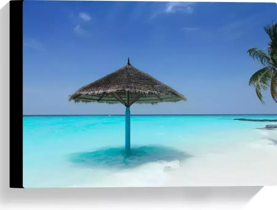 Canvas Rieten Parasol op het Strand bij het Blauwe Water 40x30 cm Foto op Canvas Schilderij (Wanddecoratie op Canvas)