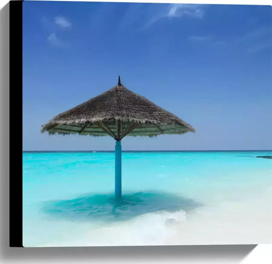 Canvas Rieten Parasol op het Strand bij het Blauwe Water 40x40 cm Foto op Canvas Schilderij (Wanddecoratie op Canvas)