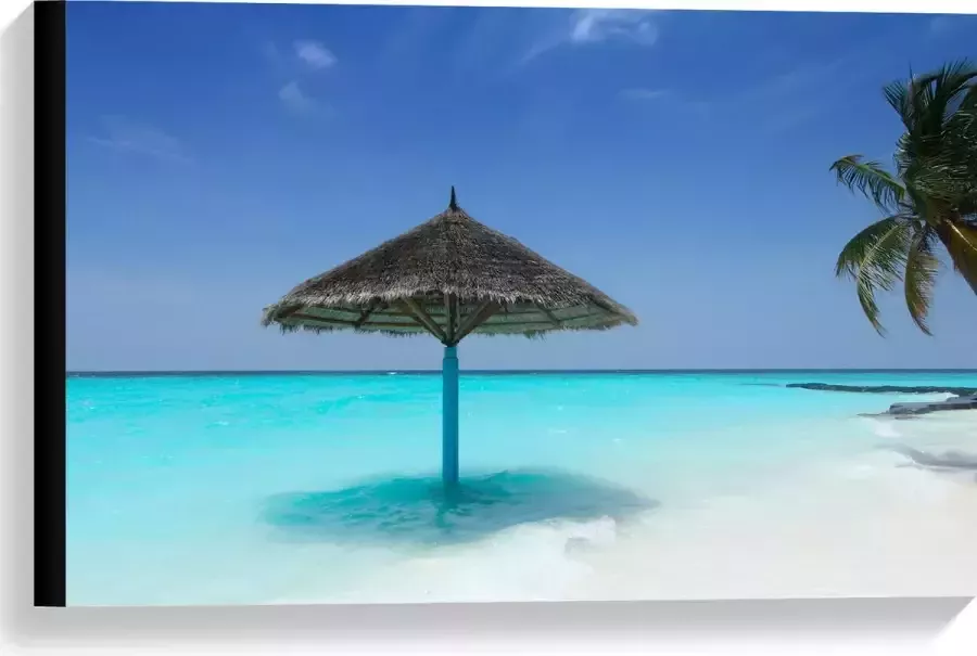 Canvas Rieten Parasol op het Strand bij het Blauwe Water 60x40 cm Foto op Canvas Schilderij (Wanddecoratie op Canvas)