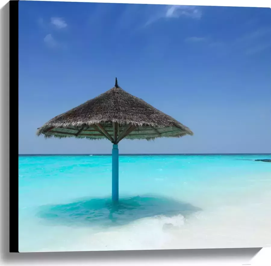 Canvas Rieten Parasol op het Strand bij het Blauwe Water 60x60 cm Foto op Canvas Schilderij (Wanddecoratie op Canvas)