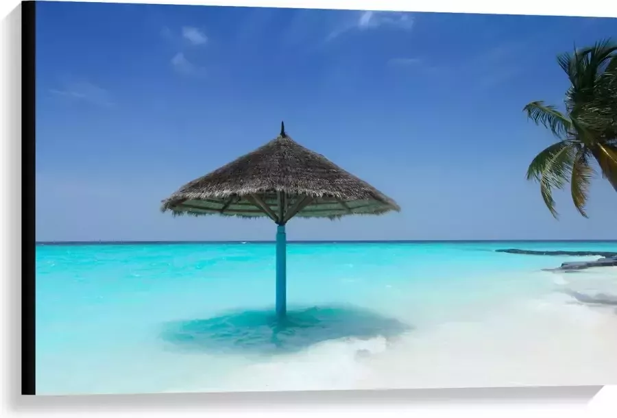 Canvas Rieten Parasol op het Strand bij het Blauwe Water 90x60 cm Foto op Canvas Schilderij (Wanddecoratie op Canvas)