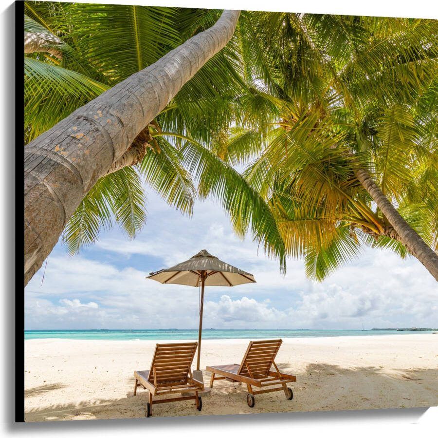 Canvas Schuingroeiende Palmboom boven Ligbedden en Parasol op het Strand 100x100 cm Foto op Canvas Schilderij (Wanddecoratie op Canvas)