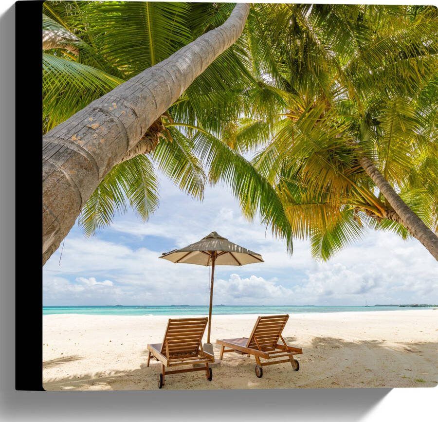 Canvas Schuingroeiende Palmboom boven Ligbedden en Parasol op het Strand 30x30 cm Foto op Canvas Schilderij (Wanddecoratie op Canvas)