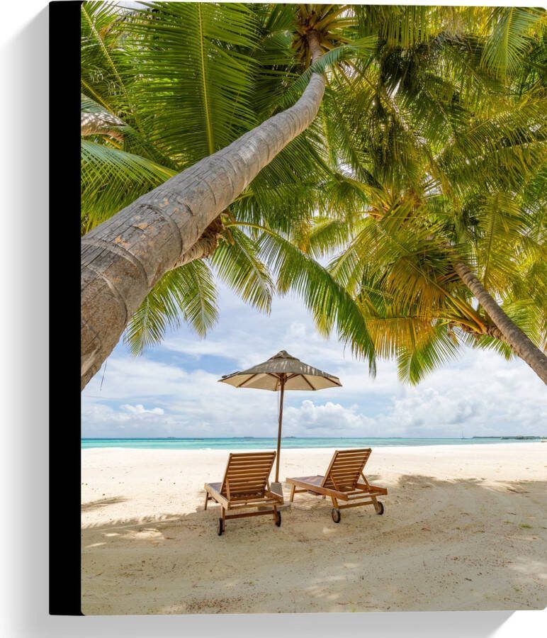 Canvas Schuingroeiende Palmboom boven Ligbedden en Parasol op het Strand 30x40 cm Foto op Canvas Schilderij (Wanddecoratie op Canvas)