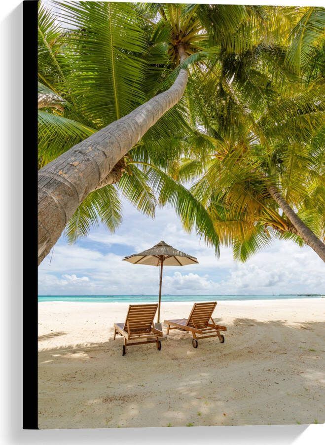 Canvas Schuingroeiende Palmboom boven Ligbedden en Parasol op het Strand 40x60 cm Foto op Canvas Schilderij (Wanddecoratie op Canvas)