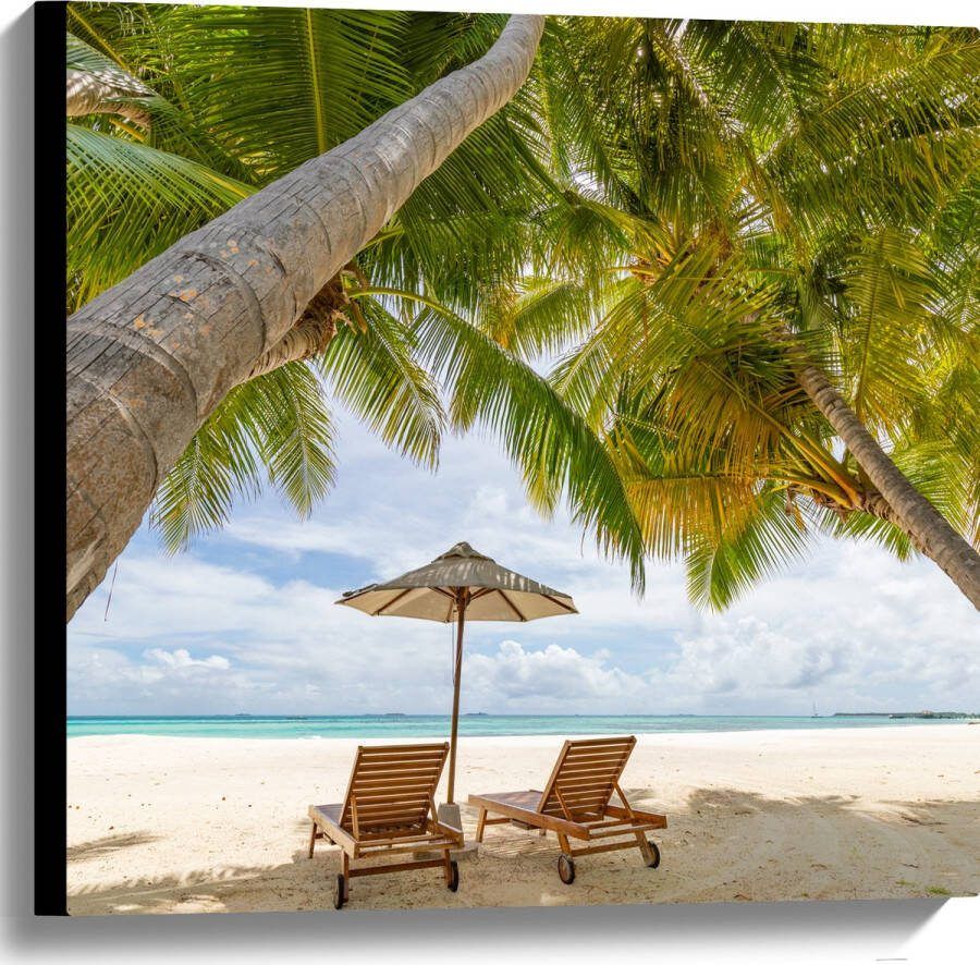 Canvas Schuingroeiende Palmboom boven Ligbedden en Parasol op het Strand 60x60 cm Foto op Canvas Schilderij (Wanddecoratie op Canvas)