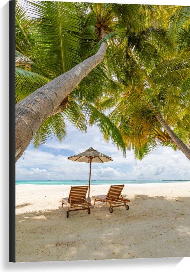 Canvas Schuingroeiende Palmboom boven Ligbedden en Parasol op het Strand 60x90 cm Foto op Canvas Schilderij (Wanddecoratie op Canvas)