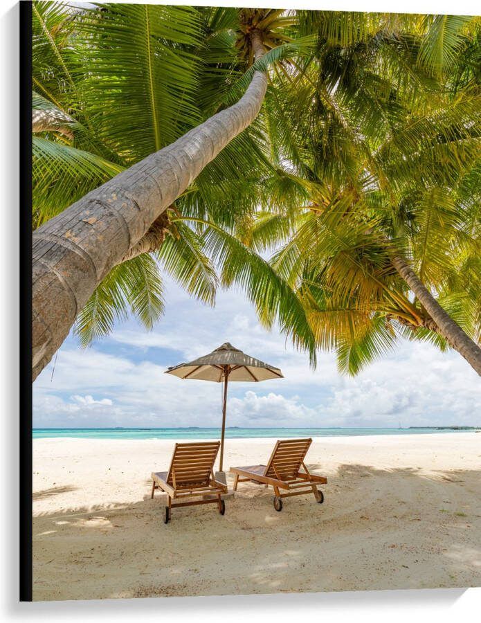 Canvas Schuingroeiende Palmboom boven Ligbedden en Parasol op het Strand 75x100 cm Foto op Canvas Schilderij (Wanddecoratie op Canvas)