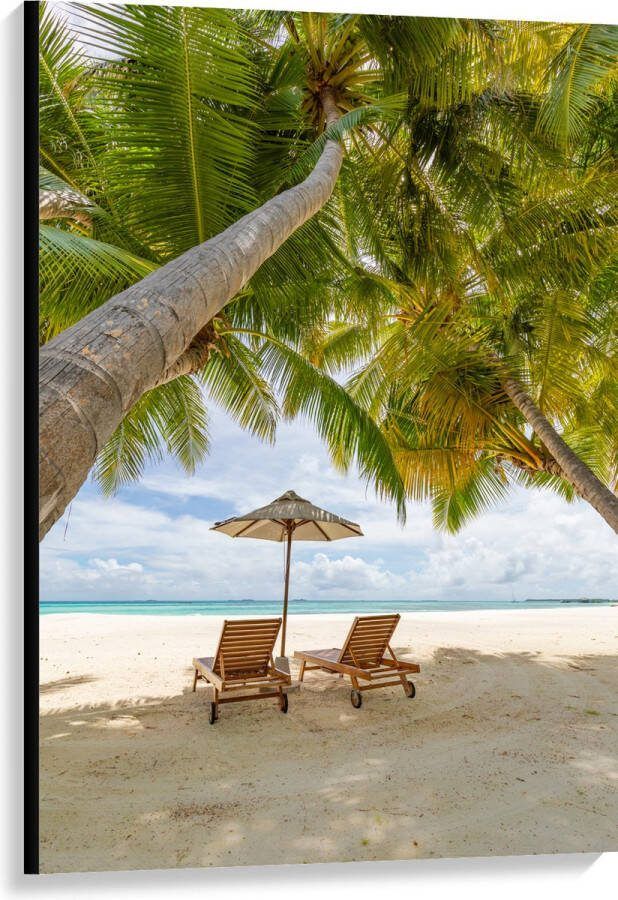 Canvas Schuingroeiende Palmboom boven Ligbedden en Parasol op het Strand 80x120 cm Foto op Canvas Schilderij (Wanddecoratie op Canvas)