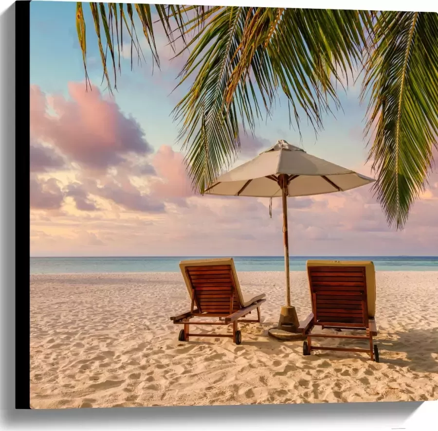 Canvas Twee Ligbedden op het Strand met Palmboom 60x60 cm Foto op Canvas Schilderij (Wanddecoratie op Canvas)