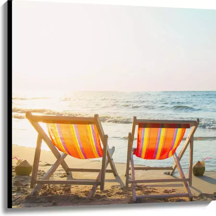 Canvas Twee Oranje Ligbedden op het Strand 100x100 cm Foto op Canvas Schilderij (Wanddecoratie op Canvas)