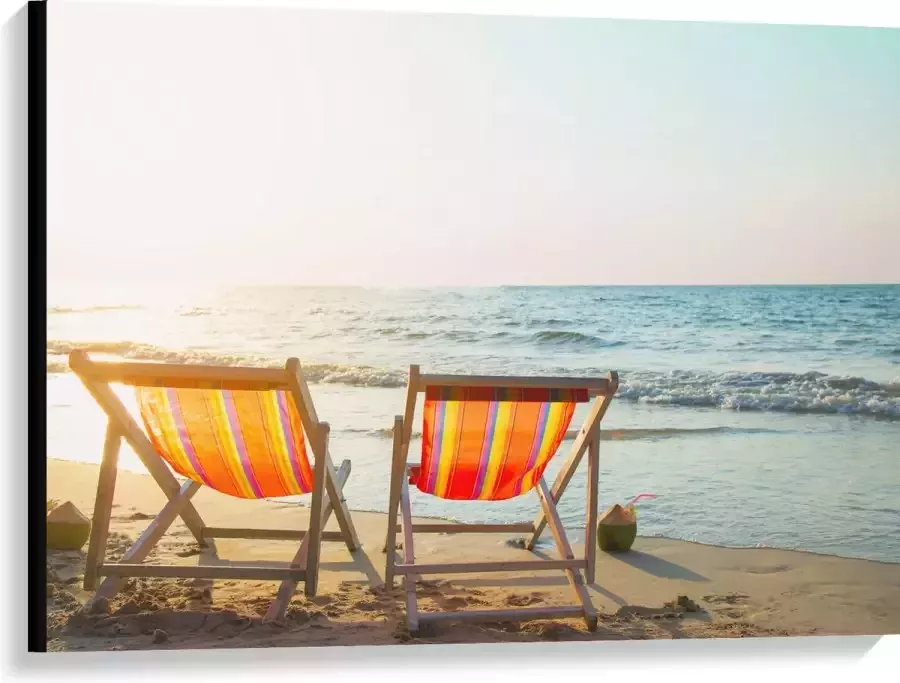 Canvas Twee Oranje Ligbedden op het Strand 100x75 cm Foto op Canvas Schilderij (Wanddecoratie op Canvas)