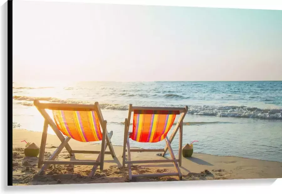 Canvas Twee Oranje Ligbedden op het Strand 120x80 cm Foto op Canvas Schilderij (Wanddecoratie op Canvas)